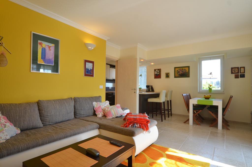 Apartment Kare โรวีน ภายนอก รูปภาพ
